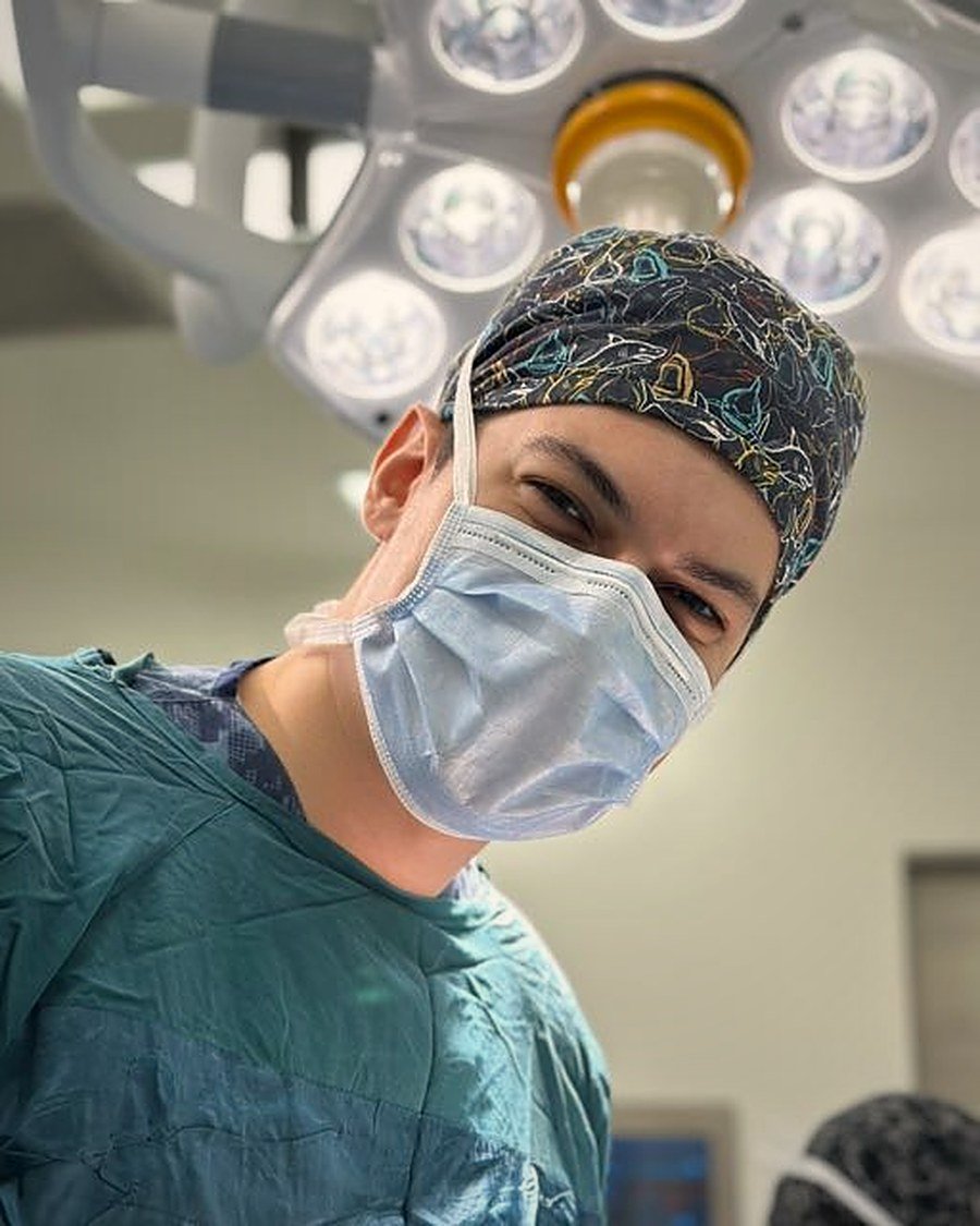 Op. Dr. Göktuğ Esmer ameliyathanede